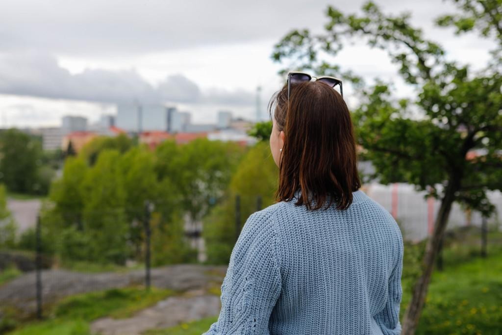 Naisen kuva takaapäin.