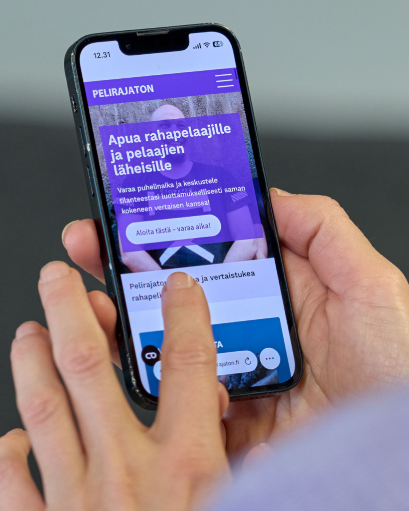pelirajaton.org etusivu puhelimen näytöllä.